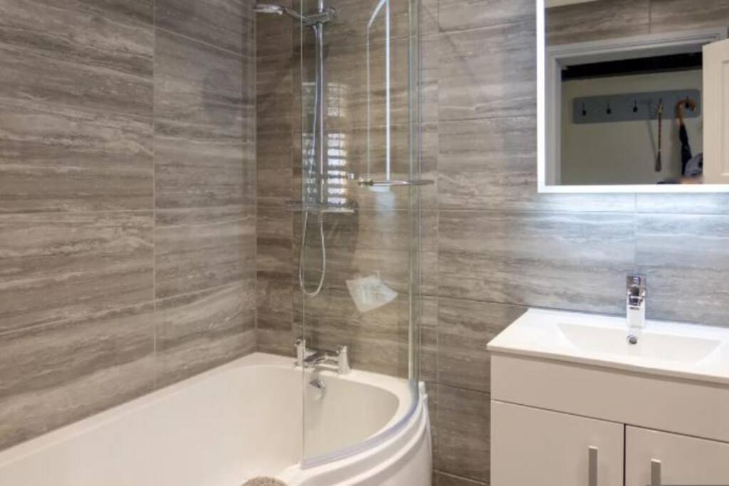 A Bright And Spacious Gem Staines-upon-Thames Exterior foto